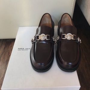 Toga Virilis polido burgundy leather loafers
